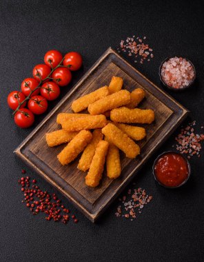 Mozzarella peynirli çubuklar, gevrek besleyici fast food. Tasarımınız için gıda arkaplanı olarak peynir çubukları