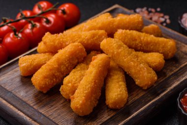 Mozzarella peynirli çubuklar, gevrek besleyici fast food. Tasarımınız için gıda arkaplanı olarak peynir çubukları