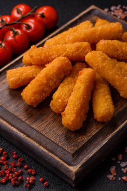 Mozzarella peynirli çubuklar, gevrek besleyici fast food. Tasarımınız için gıda arkaplanı olarak peynir çubukları