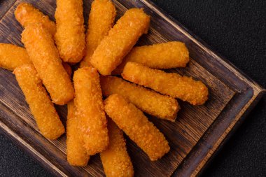 Mozzarella peynirli çubuklar, gevrek besleyici fast food. Tasarımınız için gıda arkaplanı olarak peynir çubukları