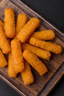 Mozzarella peynirli çubuklar, gevrek besleyici fast food. Tasarımınız için gıda arkaplanı olarak peynir çubukları