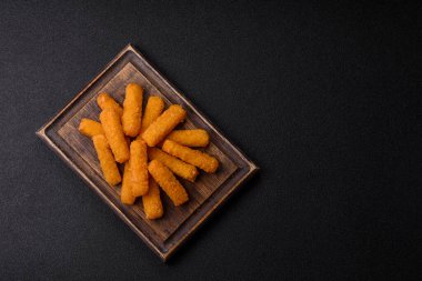 Mozzarella peynirli çubuklar, gevrek besleyici fast food. Tasarımınız için gıda arkaplanı olarak peynir çubukları