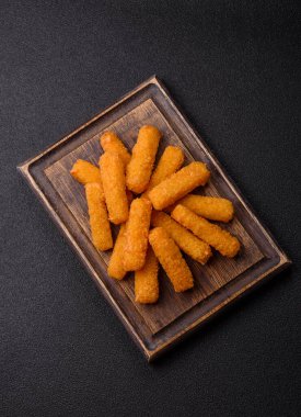 Mozzarella peynirli çubuklar, gevrek besleyici fast food. Tasarımınız için gıda arkaplanı olarak peynir çubukları