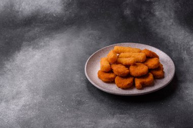 Soslu tavuk nugget, gevrek ve besleyici fast food. Tavuk nugget tasarım için gıda arka planı olarak