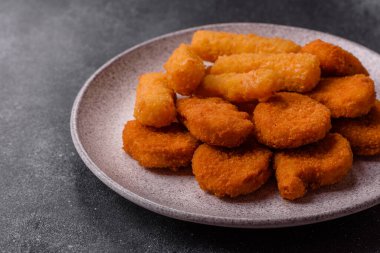 Soslu tavuk nugget, gevrek ve besleyici fast food. Tavuk nugget tasarım için gıda arka planı olarak