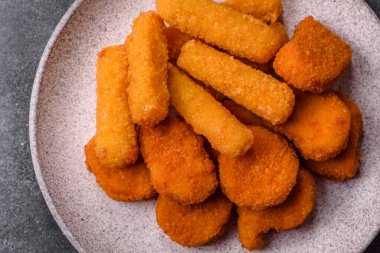 Soslu tavuk nugget, gevrek ve besleyici fast food. Tavuk nugget tasarım için gıda arka planı olarak