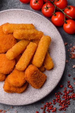 Soslu tavuk nugget, gevrek ve besleyici fast food. Tavuk nugget tasarım için gıda arka planı olarak