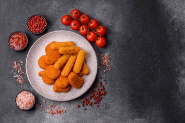Soslu tavuk nugget, gevrek ve besleyici fast food. Tavuk nugget tasarım için gıda arka planı olarak