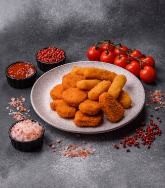 Soslu tavuk nugget, gevrek ve besleyici fast food. Tavuk nugget tasarım için gıda arka planı olarak