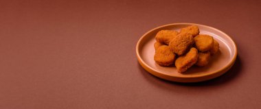 Soslu tavuk nugget, gevrek ve besleyici fast food. Tavuk nugget tasarım için gıda arka planı olarak