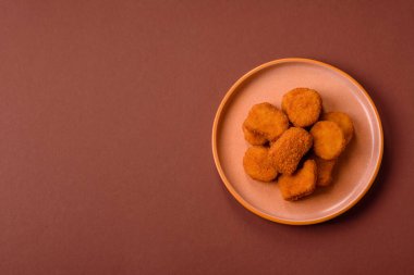 Soslu tavuk nugget, gevrek ve besleyici fast food. Tavuk nugget tasarım için gıda arka planı olarak
