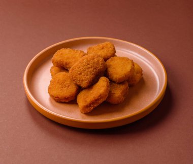 Soslu tavuk nugget, gevrek ve besleyici fast food. Tavuk nugget tasarım için gıda arka planı olarak