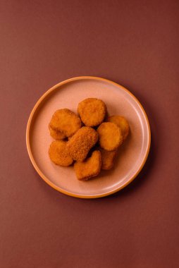 Soslu tavuk nugget, gevrek ve besleyici fast food. Tavuk nugget tasarım için gıda arka planı olarak