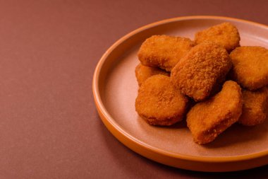 Soslu tavuk nugget, gevrek ve besleyici fast food. Tavuk nugget tasarım için gıda arka planı olarak