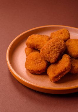 Soslu tavuk nugget, gevrek ve besleyici fast food. Tavuk nugget tasarım için gıda arka planı olarak
