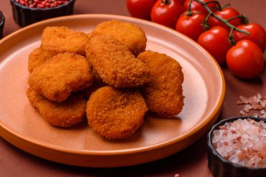 Soslu tavuk nugget, gevrek ve besleyici fast food. Tavuk nugget tasarım için gıda arka planı olarak