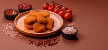 Soslu tavuk nugget, gevrek ve besleyici fast food. Tavuk nugget tasarım için gıda arka planı olarak