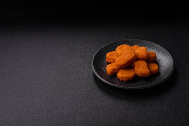 Soslu tavuk nugget, gevrek ve besleyici fast food. Tavuk nugget tasarım için gıda arka planı olarak