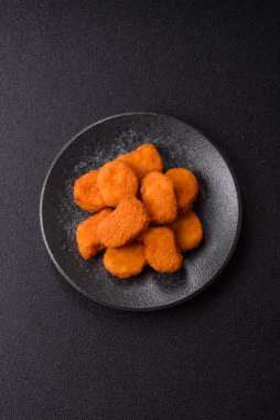 Soslu tavuk nugget, gevrek ve besleyici fast food. Tavuk nugget tasarım için gıda arka planı olarak
