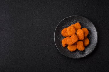 Soslu tavuk nugget, gevrek ve besleyici fast food. Tavuk nugget tasarım için gıda arka planı olarak