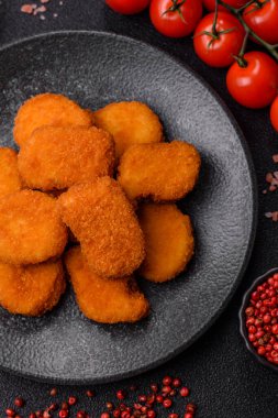 Soslu tavuk nugget, gevrek ve besleyici fast food. Tavuk nugget tasarım için gıda arka planı olarak