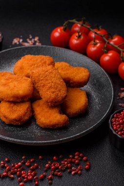 Soslu tavuk nugget, gevrek ve besleyici fast food. Tavuk nugget tasarım için gıda arka planı olarak