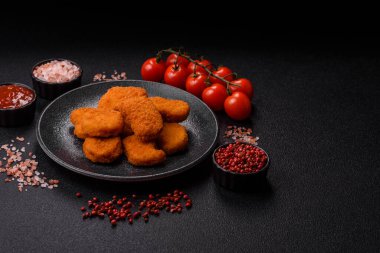 Soslu tavuk nugget, gevrek ve besleyici fast food. Tavuk nugget tasarım için gıda arka planı olarak
