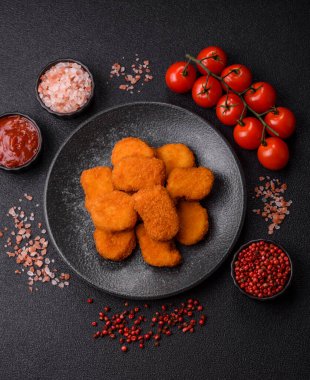 Soslu tavuk nugget, gevrek ve besleyici fast food. Tavuk nugget tasarım için gıda arka planı olarak