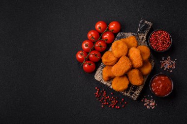 Soslu tavuk nugget, gevrek ve besleyici fast food. Tavuk nugget tasarım için gıda arka planı olarak