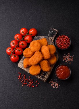 Soslu tavuk nugget, gevrek ve besleyici fast food. Tavuk nugget tasarım için gıda arka planı olarak