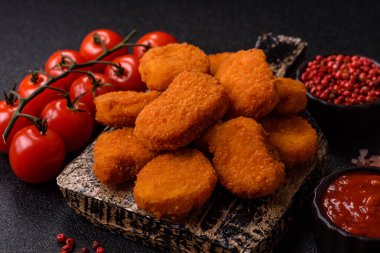 Soslu tavuk nugget, gevrek ve besleyici fast food. Tavuk nugget tasarım için gıda arka planı olarak