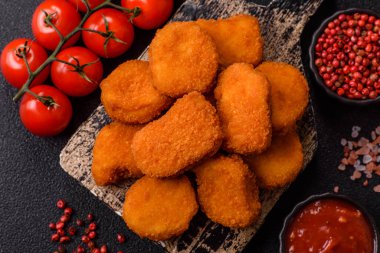 Soslu tavuk nugget, gevrek ve besleyici fast food. Tavuk nugget tasarım için gıda arka planı olarak
