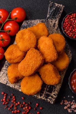 Soslu tavuk nugget, gevrek ve besleyici fast food. Tavuk nugget tasarım için gıda arka planı olarak