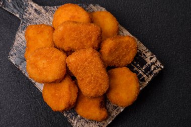 Soslu tavuk nugget, gevrek ve besleyici fast food. Tavuk nugget tasarım için gıda arka planı olarak