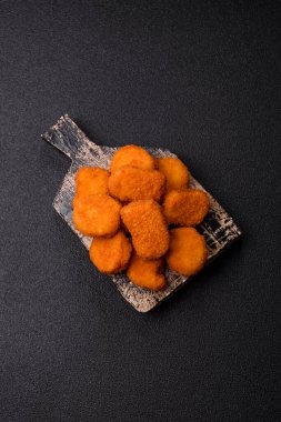 Soslu tavuk nugget, gevrek ve besleyici fast food. Tavuk nugget tasarım için gıda arka planı olarak