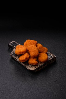 Soslu tavuk nugget, gevrek ve besleyici fast food. Tavuk nugget tasarım için gıda arka planı olarak