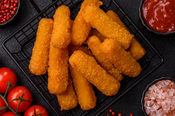 Mozzarella peynirli çubuklar, gevrek besleyici fast food. Tasarımınız için gıda arkaplanı olarak peynir çubukları