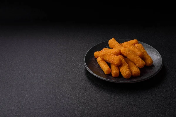 Mozzarella peynirli çubuklar, gevrek besleyici fast food. Tasarımınız için gıda arkaplanı olarak peynir çubukları