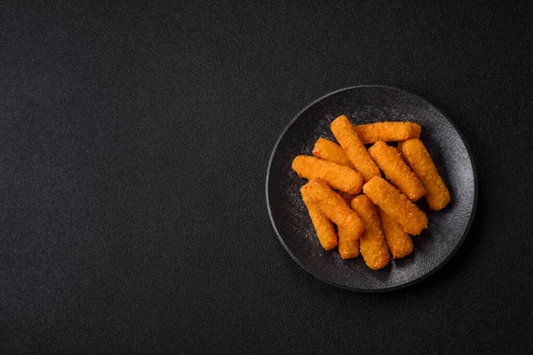 Mozzarella peynirli çubuklar, gevrek besleyici fast food. Tasarımınız için gıda arkaplanı olarak peynir çubukları