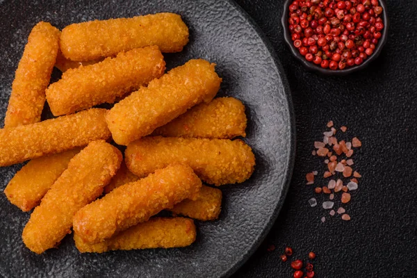 Mozzarella peynirli çubuklar, gevrek besleyici fast food. Tasarımınız için gıda arkaplanı olarak peynir çubukları