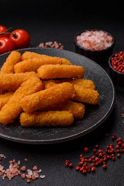 Mozzarella peynirli çubuklar, gevrek besleyici fast food. Tasarımınız için gıda arkaplanı olarak peynir çubukları