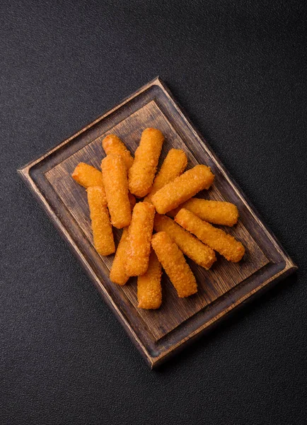 Mozzarella peynirli çubuklar, gevrek besleyici fast food. Tasarımınız için gıda arkaplanı olarak peynir çubukları