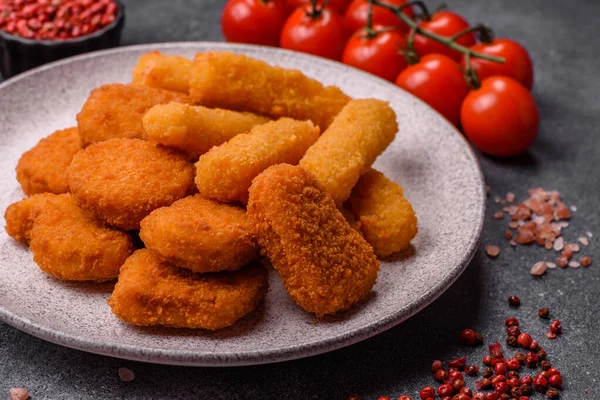 Soslu tavuk nugget, gevrek ve besleyici fast food. Tavuk nugget tasarım için gıda arka planı olarak