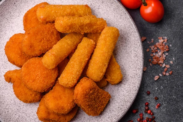 Soslu tavuk nugget, gevrek ve besleyici fast food. Tavuk nugget tasarım için gıda arka planı olarak
