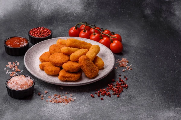 Soslu tavuk nugget, gevrek ve besleyici fast food. Tavuk nugget tasarım için gıda arka planı olarak