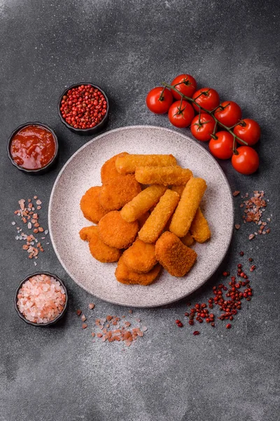 Soslu tavuk nugget, gevrek ve besleyici fast food. Tavuk nugget tasarım için gıda arka planı olarak