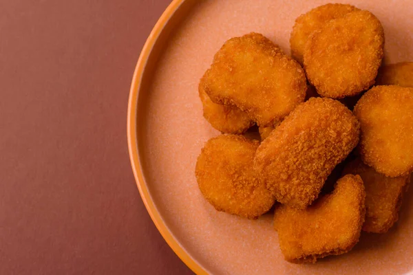 Soslu tavuk nugget, gevrek ve besleyici fast food. Tavuk nugget tasarım için gıda arka planı olarak