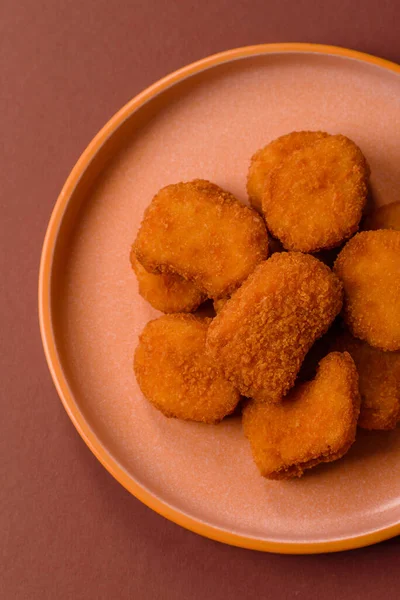 Soslu tavuk nugget, gevrek ve besleyici fast food. Tavuk nugget tasarım için gıda arka planı olarak