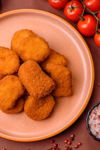 Soslu tavuk nugget, gevrek ve besleyici fast food. Tavuk nugget tasarım için gıda arka planı olarak