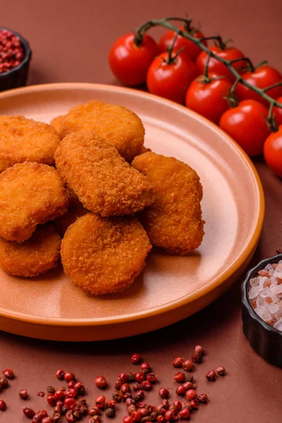 Soslu tavuk nugget, gevrek ve besleyici fast food. Tavuk nugget tasarım için gıda arka planı olarak